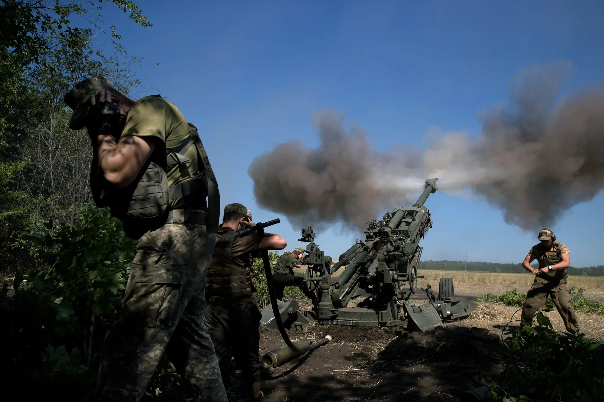 Поставлена ​​США гаубиця M777 веде вогонь по російських силах у Донецькій області на сході України в червні